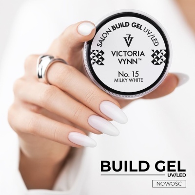 Mão com unhas brancas segurando frasco de gel Victoria Vynn No. 15 Milky White