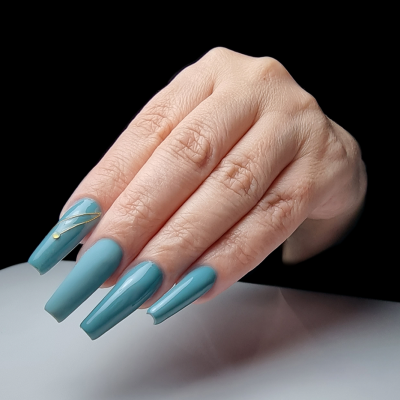 Unhas compridas azuis com detalhe dourado