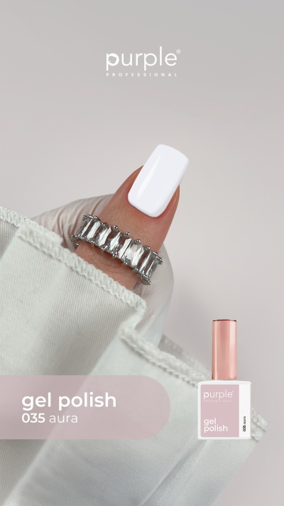 Unha branca com verniz gel e anel prateado com pedras retangulares