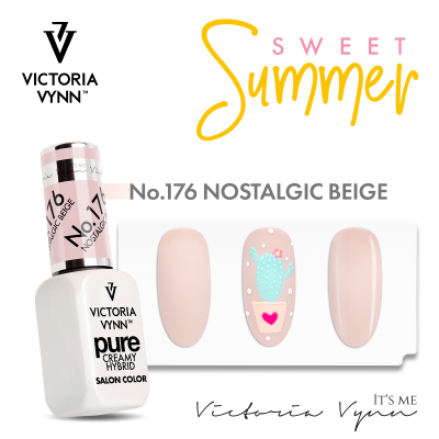 Verniz de unhas Victoria Vynn Pure Creamy Hybrid cor Nostalgic Beige com amostras de esmaltes e decoração de unha com cacto azul