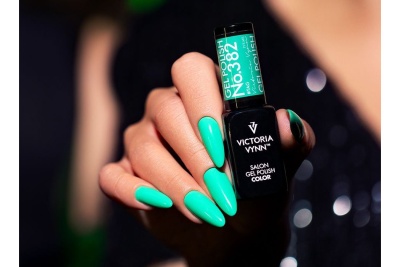 Mão segurando frasco de verniz gel verde turquesa da marca Victoria Vynn