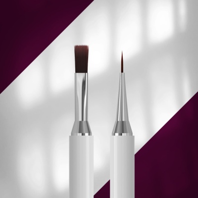 Dois pincéis de maquilhagem com cabo branco e ferragem prateada sobre fundo branco e roxo