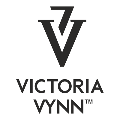 Logótipo Victoria Vynn com letras V e 7 entrelaçadas e texto