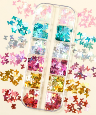 Caixa de confetes coloridos em forma de borboletas