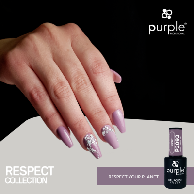 Manicure com verniz roxo claro e decoração floral branca da coleção Respect da Purple Professional