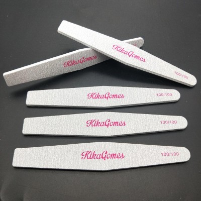 Cinco lixas para unhas brancas com texto rosa Kika Gomes sobre fundo preto.