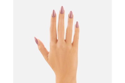 Mão feminina com unhas pintadas de rosa nude