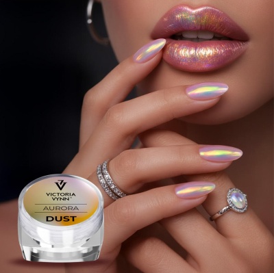 Unhas e lábios com efeitos iridescentes e frasco de pó Victoria Vynn Aurora Dust