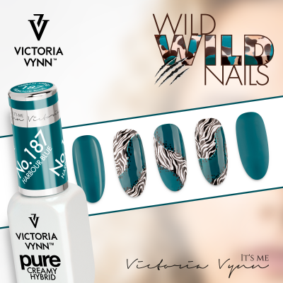 Verniz de unhas azul turquesa Victoria Vynn com unhas decoradas padrão zebra preto e branco.