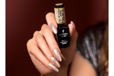 Garfo metálico com cabo branco em tecido xadrez azul e branco