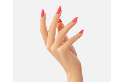 Mão feminina com unhas rosa compridas em fundo branco