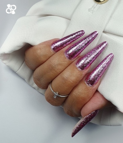 Unhas postiças glitter rosa sobre fundo branco
