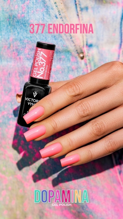 Mão com unhas rosa vibrante segurando frasco de verniz gel rosa e preto