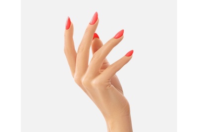 Mão feminina com unhas vermelhas compridas e brilhantes