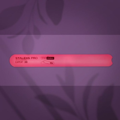 Lima de unhas rosa com texto preto num fundo roxo com sombras de folhas