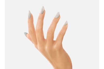Mão com unhas artificiais alongadas prateadas brilhantes.