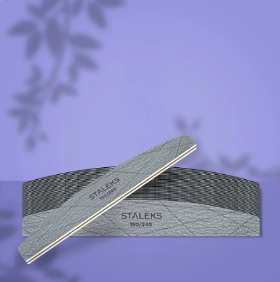 Lixas para unhas cinza com texto STALEKS 150/240 sobre fundo lilás com sombras de folhas