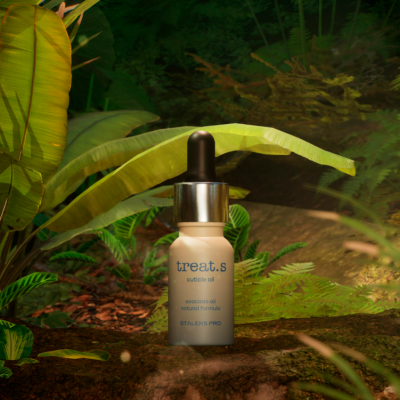 Frasco de óleo para cutículas treat.s com conta-gotas numa floresta