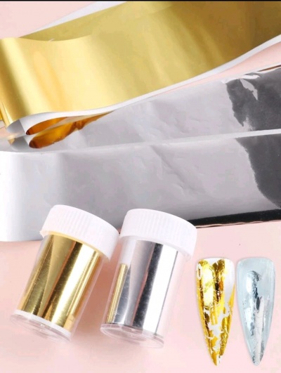 Duas folhas metálicas dourada e prata para unhas em frascos plásticos com tampas brancas e amostras em unhas