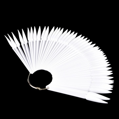 Mostruário de unhas postiças brancas em argola metálica