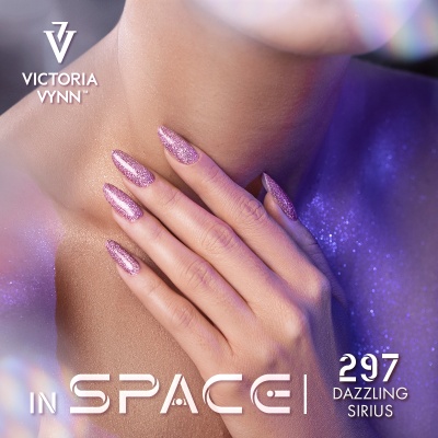 Unhas largas rosa com brilhantes em fundo roxo com texto Victoria Vynn In Space 297 Dazzling Sirius