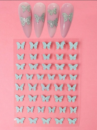 Cartela de autocolantes borboletas prateadas e unhas postiças com decoração correspondente