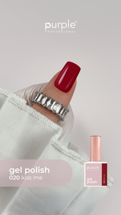 Unha com verniz gel vermelho escuro e anel prateado com pedras