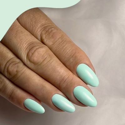 Unhas postiças verdes mate em mão de tom castanho