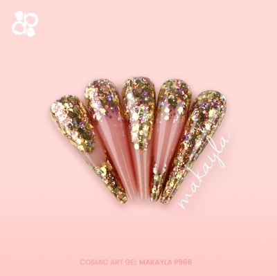 Unhas postiças com glitter dourado e colorido sobre fundo rosa