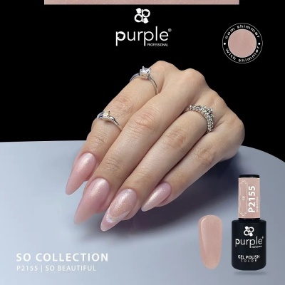 Mão com unhas pintadas de verniz gel rosa cintilante e anéis prateados