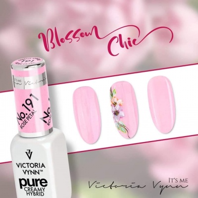 Verniz para unhas rosa Victoria Vynn com amostras decoradas e texto Blossom Chic