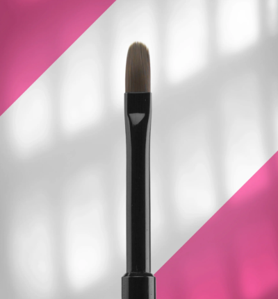 Pincel de maquilhagem com cabo preto e cabelo arredondado