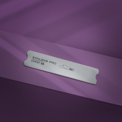 Lima metálica Staleks Pro Expert 50 sobre fundo roxo