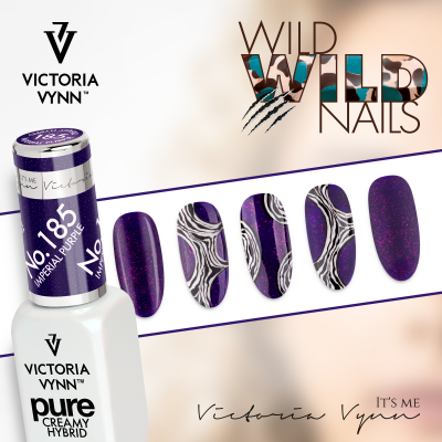 Verniz gel roxo Victoria Vynn com unhas decoradas em padrão animal
