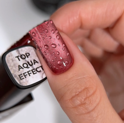 Unha pintada de vermelho metalizado com gotas falsas de água e frasco de verniz TOP AQUA EFFECT