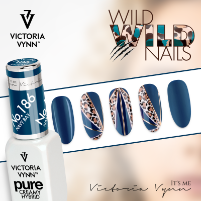 Frasco de verniz gel azul Navy Bay com amostras de unhas pintadas em azul e padrões animais com linhas douradas