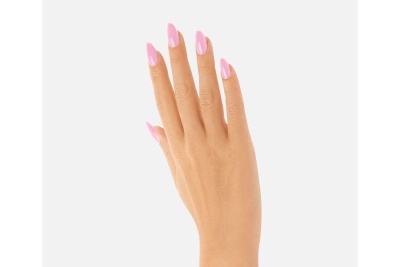 Mão feminina com unhas pintadas de rosa claro