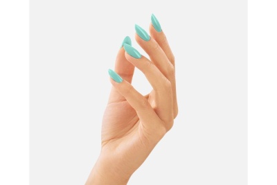 Mão feminina com unhas postiças verdes azul turquesa com fundo branco.