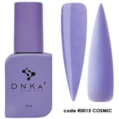 Frasco de verniz roxo DNKA e duas amostras de cor em unhas violeta com código #0015 COSMIC