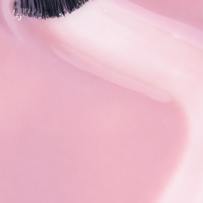 Pincel a tocar líquido rosa claro brilhante