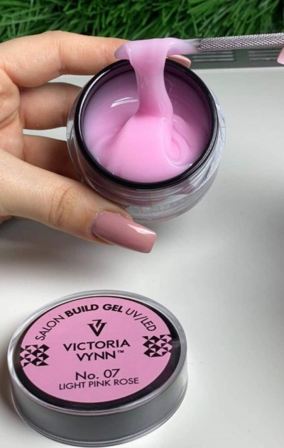 Gel de construção rosa claro para unhas com rótulo Victoria Vynn