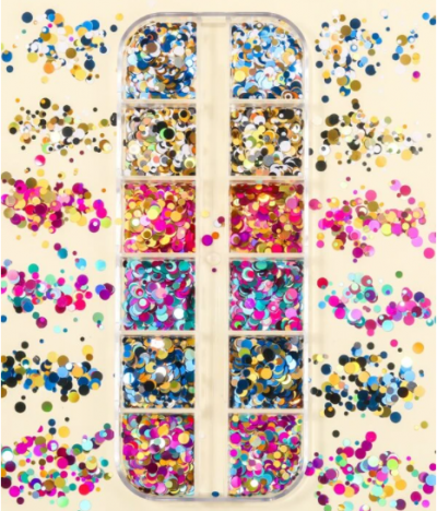 Estojo transparente com confetes coloridos em vários compartimentos.