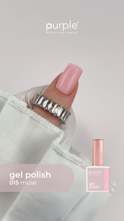 Unha com verniz gel rosa claro e anel prateado com pedras brilhantes