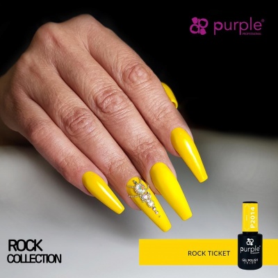 Unhas compridas pintadas de amarelo brilhante com decoração de pedrarias num fundo claro