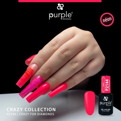Mão com unhas neon rosa e embalagem de verniz gel Purple P2144