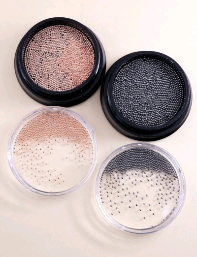 Caixas redondas com contas pequenas em diferentes tons e padrões