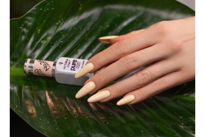 Mão com verniz creme Natural Color Pure Creamy Therapy da Victoria Vynn numa folha verde