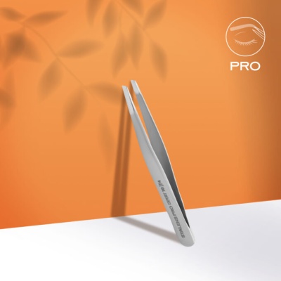 Pinça metálica prateada inclinada em fundo laranja com sombra de folhas