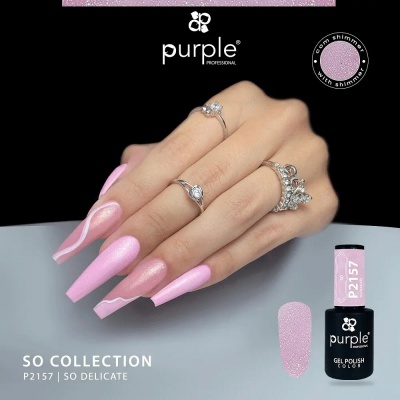 Unhas rosa cintilante com verniz gel Purple Professional P2157 e três anéis prateados