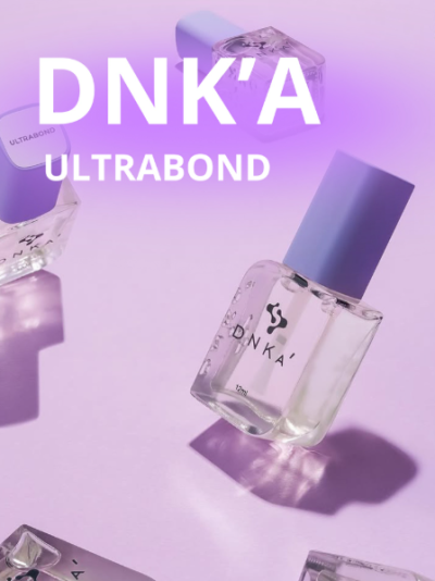 Frascos de vidro transparentes DNK'A ULTRABOND com tampas lilás sobre superfície roxa